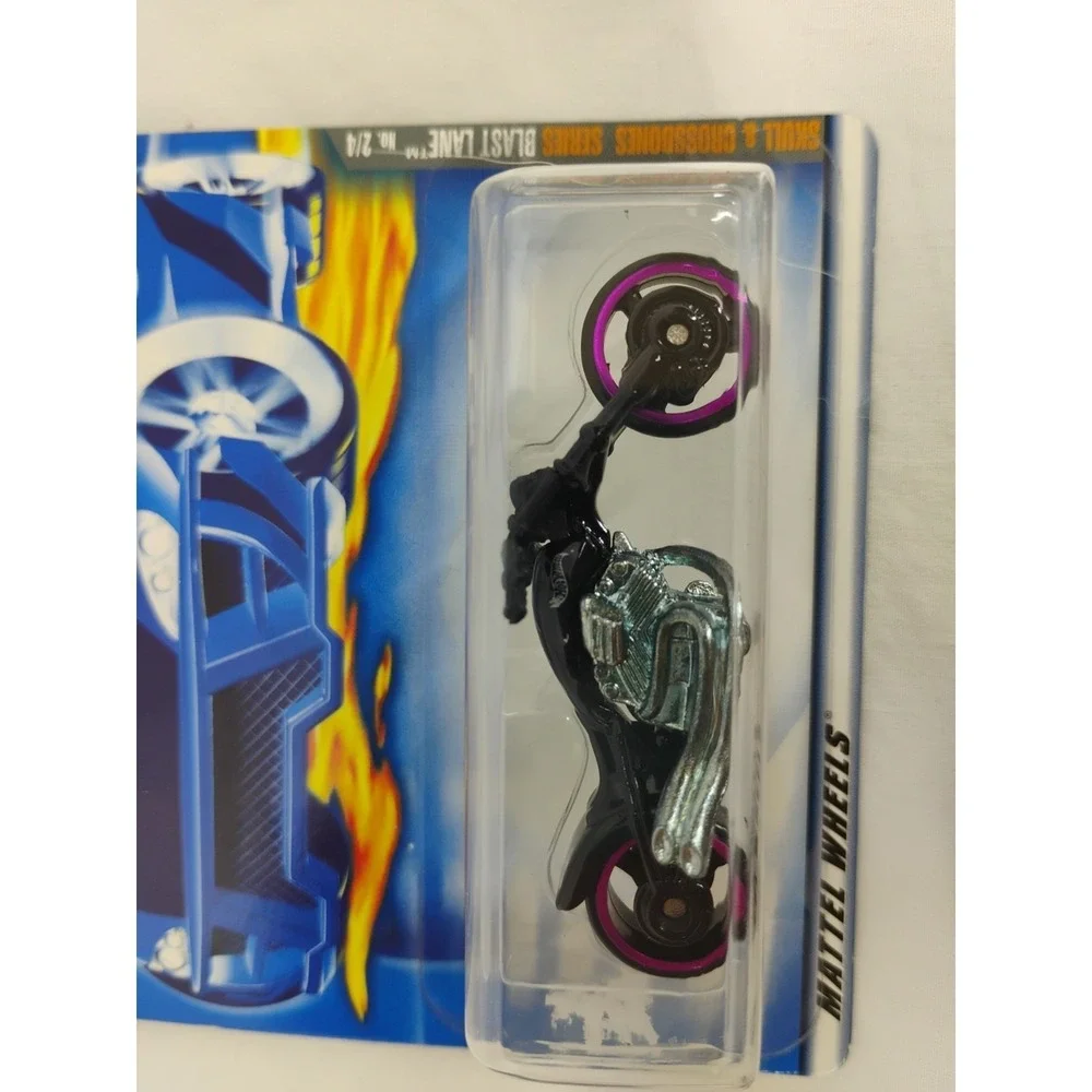 2001 Hot Wheels #070 Skull & Crossbones Series Blast Lane 2/4 Motorcycle - Picture 2 of 3